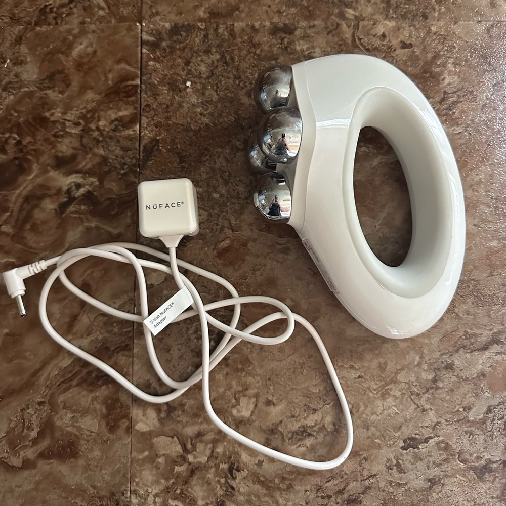NuFace NuBody skin toning device.